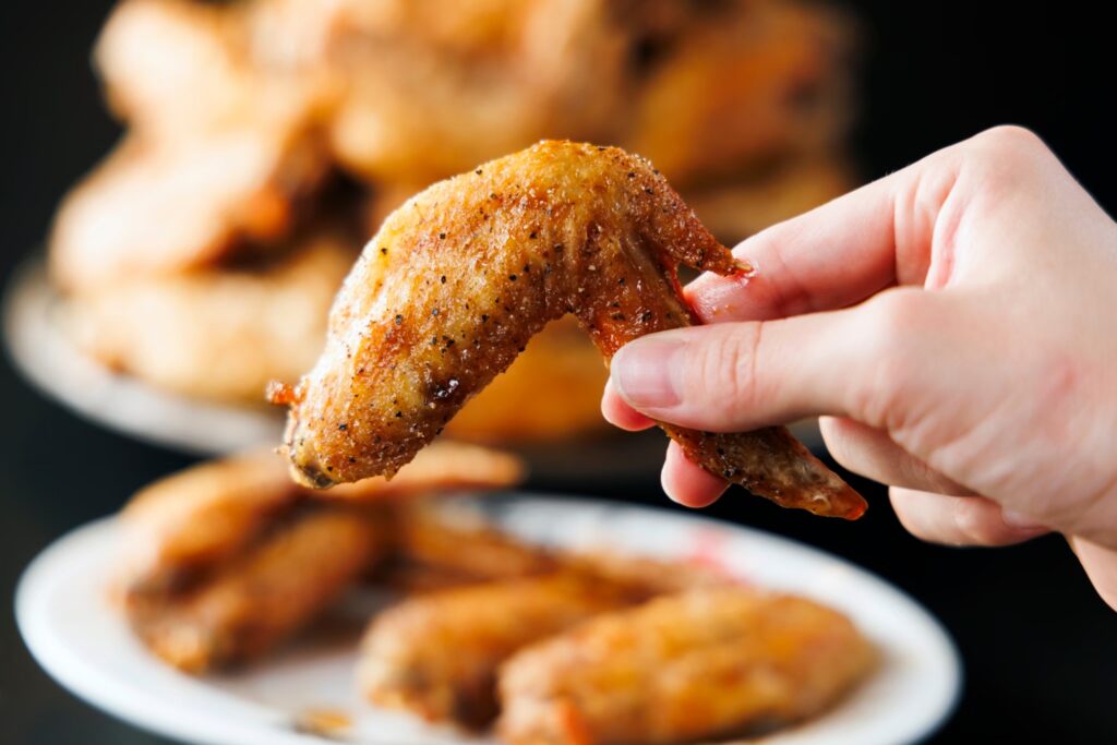 六本木の夜の入口に、まず酔っ手羽で腹ごしらえ。