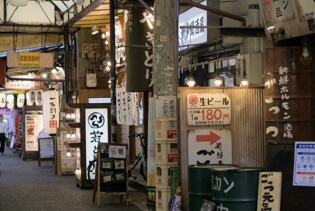 大阪屈指の飲み屋街・天満で、はしご酒文化に溶け込む。